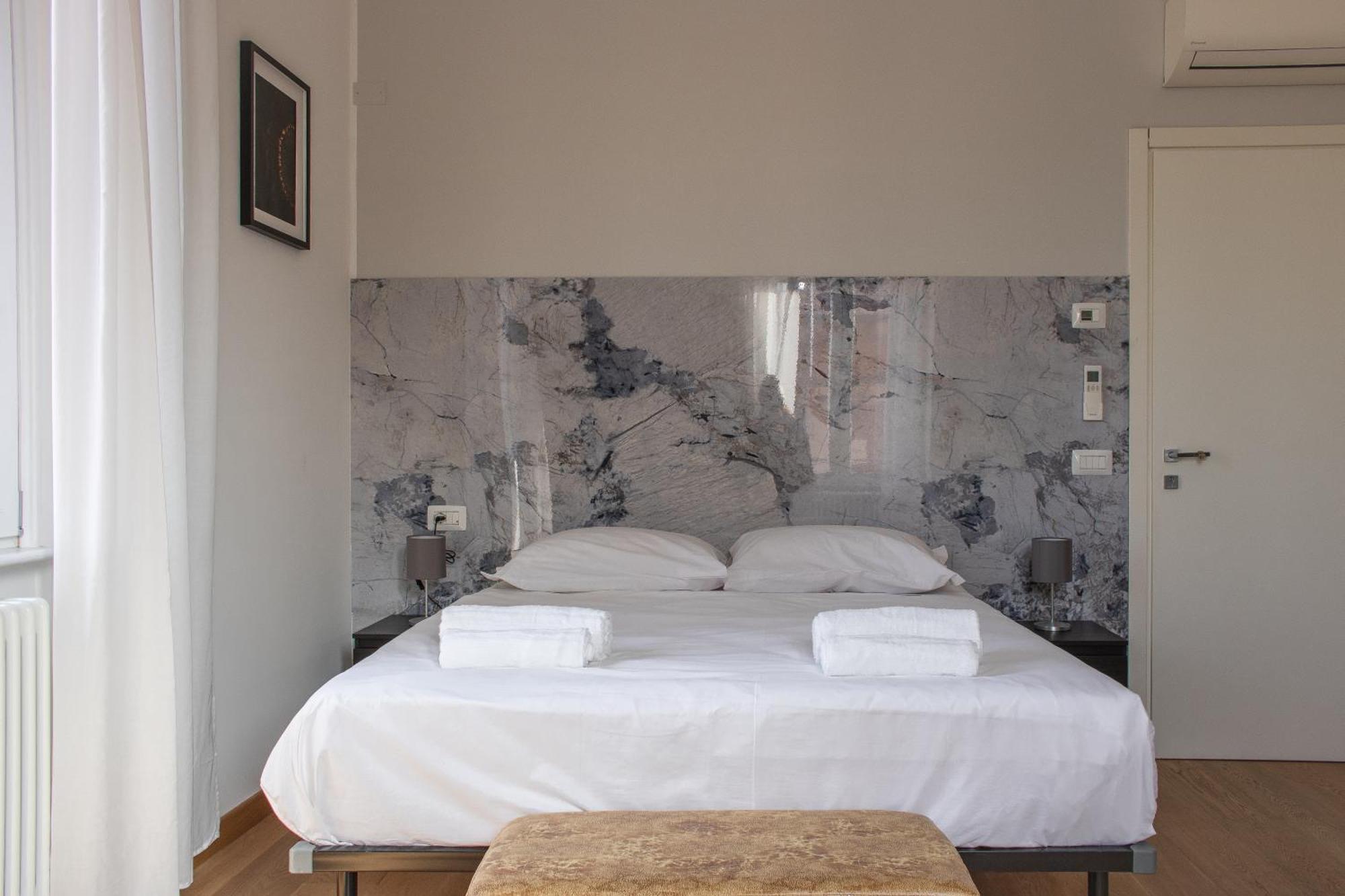 Rrrapido Holy Suites And Rooms - Via Sardegna มิลาน ภายนอก รูปภาพ